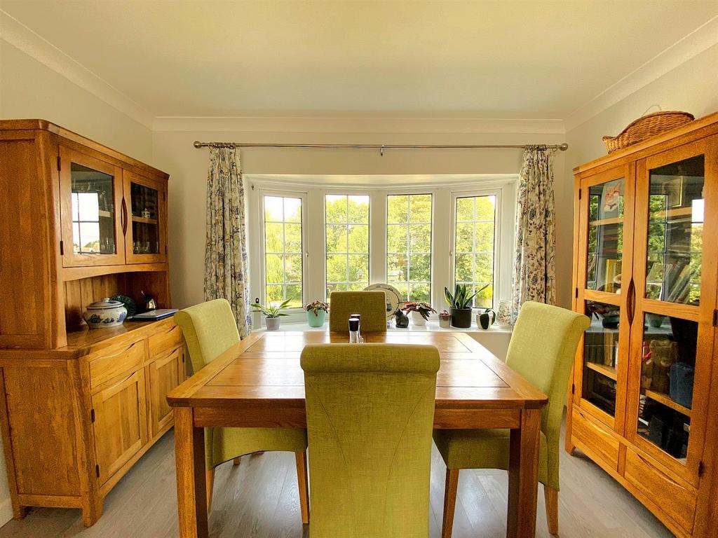 5 Lullington Close - Diner.jpg