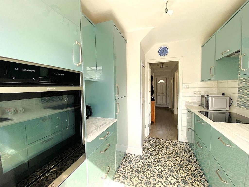 5 Lullington Close - Kitchen2.jpg