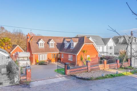 Wood Avenue, Hockley SS5