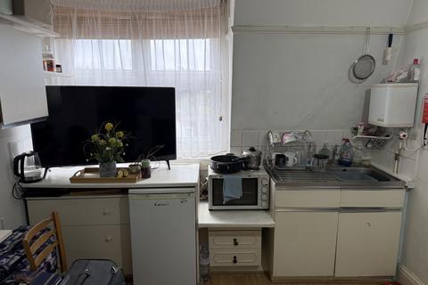 Studio to rent, London, NW11