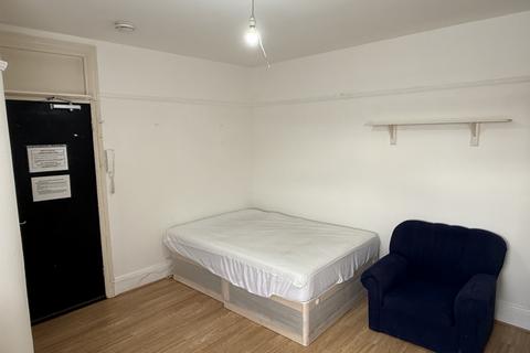 Studio to rent, North End Road Golders Green London, NW11 7PT