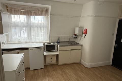 Studio to rent, North End Road Golders Green London, NW11 7PT