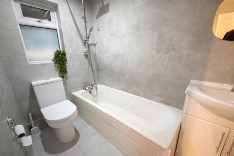 3 bedroom semi-detached house to rent, Roydene Crescent, Leicester, LE4