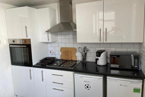 3 bedroom semi-detached house to rent, Thorpe Street, Burntwood WS7