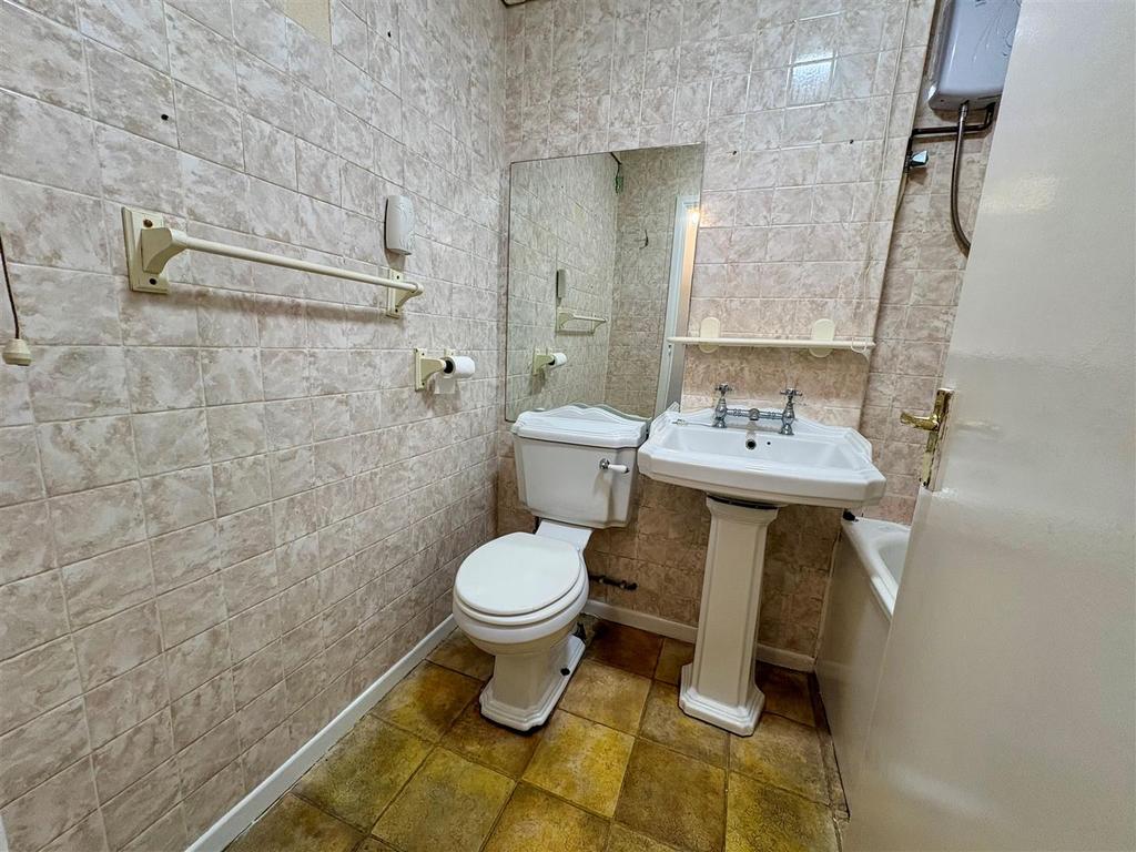 4 BRYN HEUOLG BATHROOM.jpg