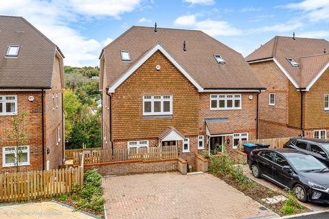 The Crescent, Caterham, CR3
