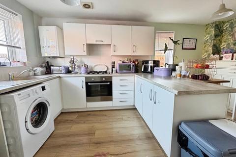 3 bedroom semi-detached house for sale, Thorncliffe Drive, Doncaster DN7