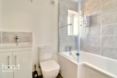 3 bedroom end of terrace house to rent, Hendre Farm Drive, NEWPORT