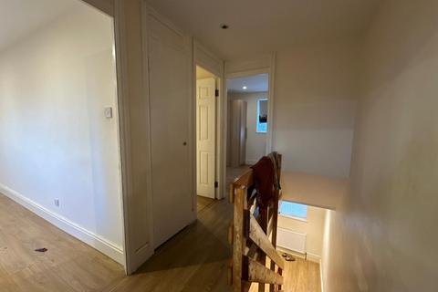 4 bedroom flat to rent, Birchen Grove, Neasden