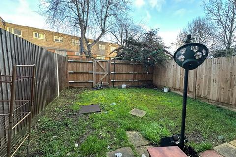 4 bedroom flat to rent, Birchen Grove, Neasden