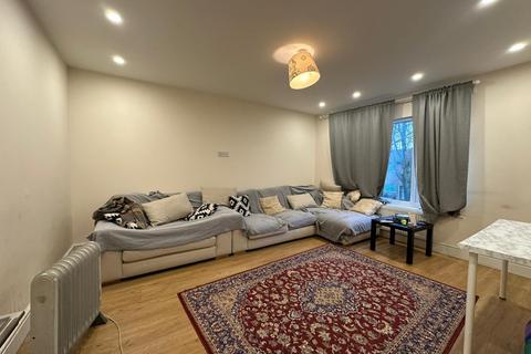 4 bedroom flat to rent, Birchen Grove, Neasden