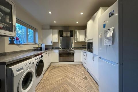 4 bedroom flat to rent, Birchen Grove, Neasden