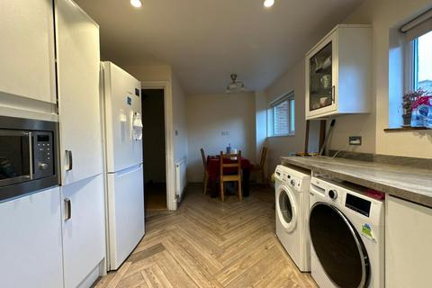 4 bedroom flat to rent, Birchen Grove, Neasden