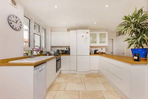 2 bedroom flat to rent, White City Estate, London W12