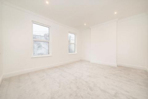 3 bedroom terraced house to rent, Sterne Street, London W12