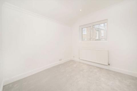 3 bedroom terraced house to rent, Sterne Street, London W12
