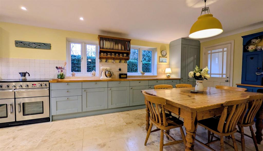 Kitchen - main.jpg