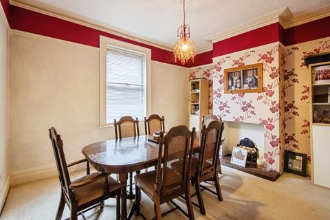 4 bedroom end of terrace house for sale, Park Avenue, Wakefield WF2