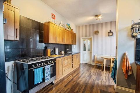 4 bedroom end of terrace house for sale, Park Avenue, Wakefield WF2