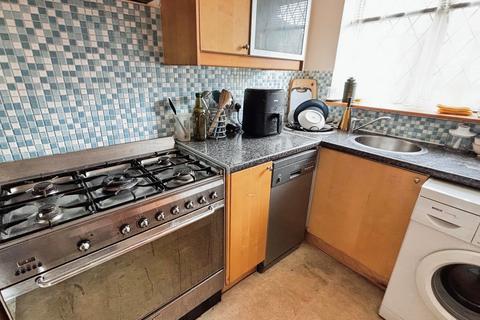 2 bedroom terraced house to rent, Peregrine Close, Lenton, NG7