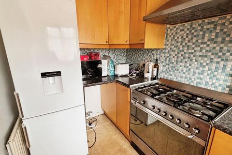 2 bedroom terraced house to rent, Peregrine Close, Lenton, NG7