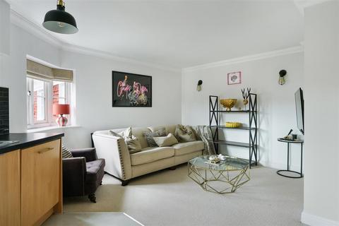 2 bedroom apartment to rent, Elizabeth Drive, Banstead