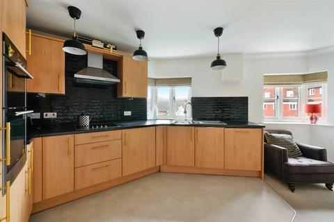 2 bedroom apartment to rent, Elizabeth Drive, Banstead