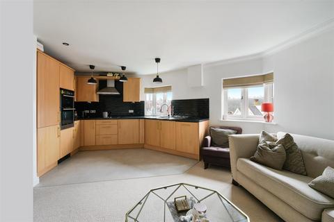 2 bedroom apartment to rent, Elizabeth Drive, Banstead