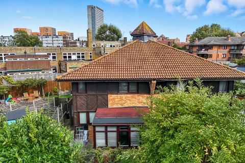 2 bedroom semi-detached house for sale, Friars Mead, London, Greater London, E14 3JY