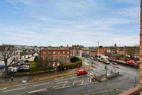 2 bedroom flat to rent, Upperton Road, Eastbourne