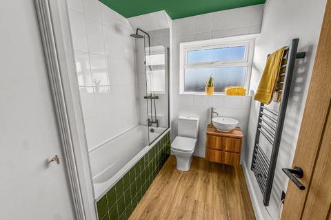 2 bedroom flat for sale, Park View Court, Roundhay, Leeds
