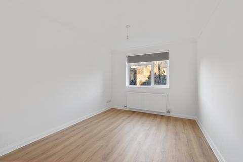 3 bedroom apartment to rent, Princes Road, London SW19