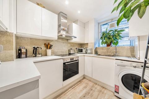 3 bedroom flat to rent, Albion Avenue, London, SW8