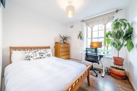 3 bedroom flat to rent, Albion Avenue, London, SW8