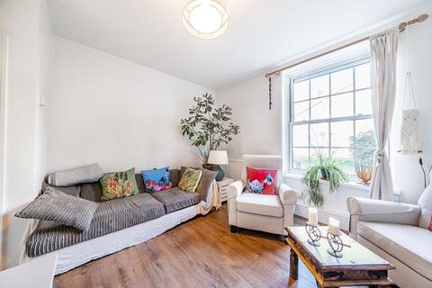 3 bedroom flat to rent, Albion Avenue, London, SW8