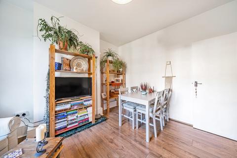 3 bedroom flat to rent, Albion Avenue, London, SW8