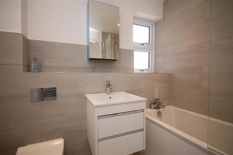 2 bedroom apartment to rent, STATION ROAD, LEATHERHEAD, KT22