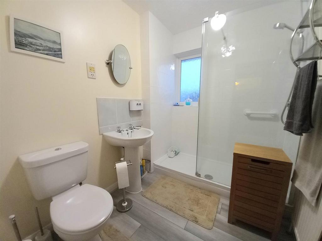 9 Hawthorn Park Shower.jpg