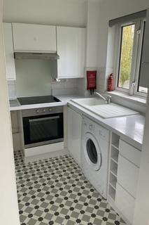 2 bedroom flat to rent, Parry Drive, Weybridge, KT13