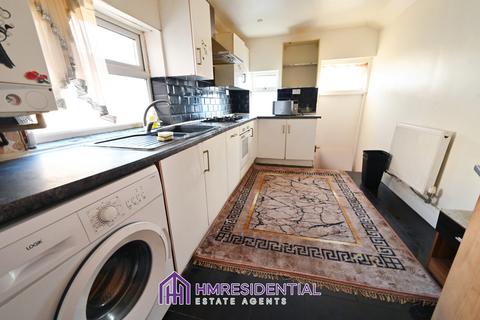 3 bedroom flat to rent, Strathmore Crescent, Newcastle Upon Tyne NE4