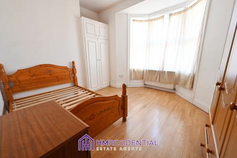 3 bedroom flat to rent, Strathmore Crescent, Newcastle Upon Tyne NE4
