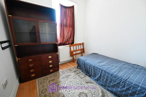 3 bedroom flat to rent, Strathmore Crescent, Newcastle Upon Tyne NE4