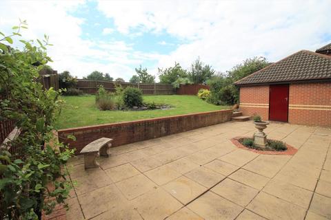 4 bedroom detached house to rent, Frithwood Crescent, Kents Hill