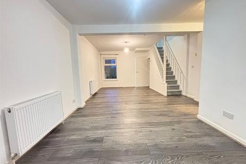 3 bedroom terraced house to rent, Sydney Road, SO15