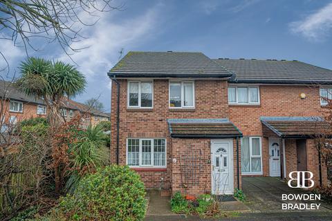 2 bedroom ground floor maisonette for sale - Andrew Close, Ilford, IG6
