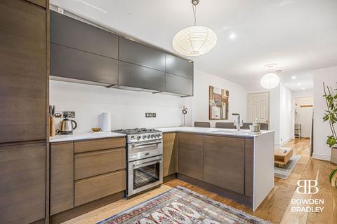 2 bedroom ground floor maisonette for sale, Andrew Close, Ilford, IG6