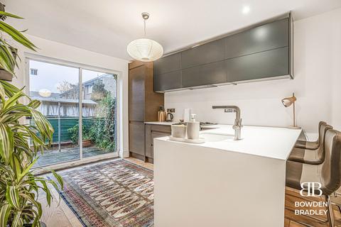 2 bedroom ground floor maisonette for sale, Andrew Close, Ilford, IG6