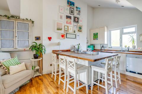 2 bedroom flat for sale, Kilburn High Road, London NW6