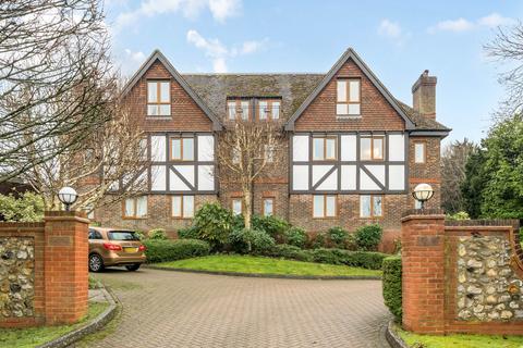 2 bedroom penthouse to rent, Newlands, Tadworth