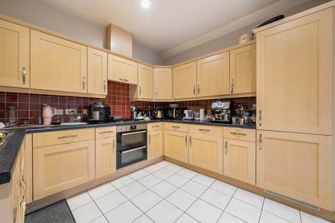 2 bedroom penthouse to rent, Newlands, Tadworth